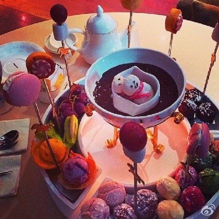 请关心一下身边的吃货，因为一不留神她就撑死了。