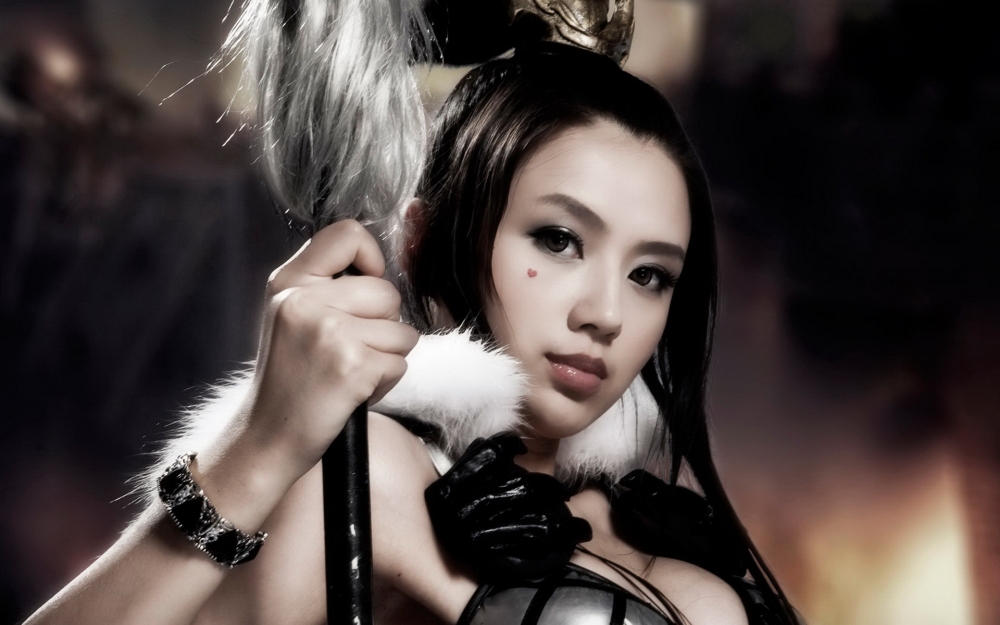 美女cosplay御龙在天
