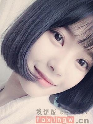 好打理的短卷发发型 凸显出甜美的气质