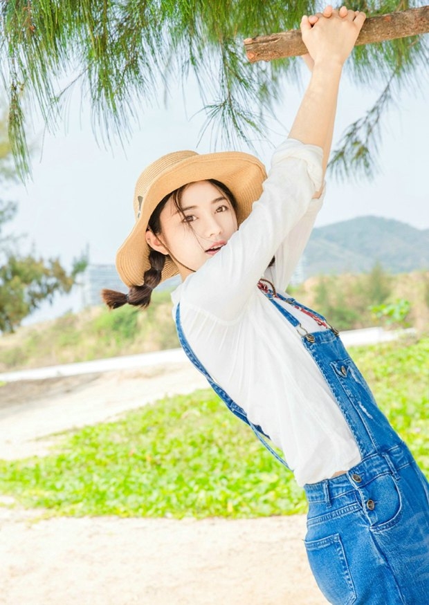沙滩牛仔草帽可爱美女图片