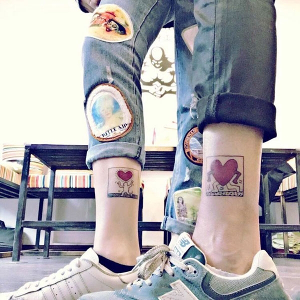 你偷走了我的心，情侣小腿处可爱心形纹身