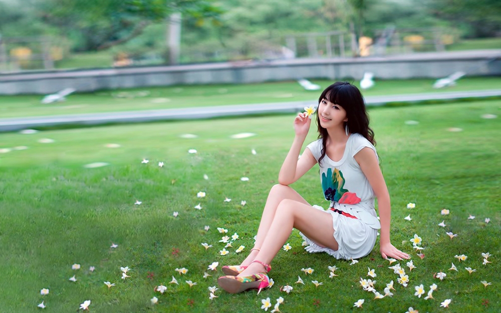 阳光活力美女壁纸