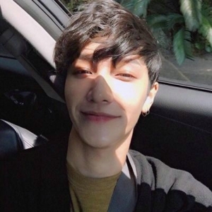 你是诗人 还是奴隶 纯真帅气小男生qq头像