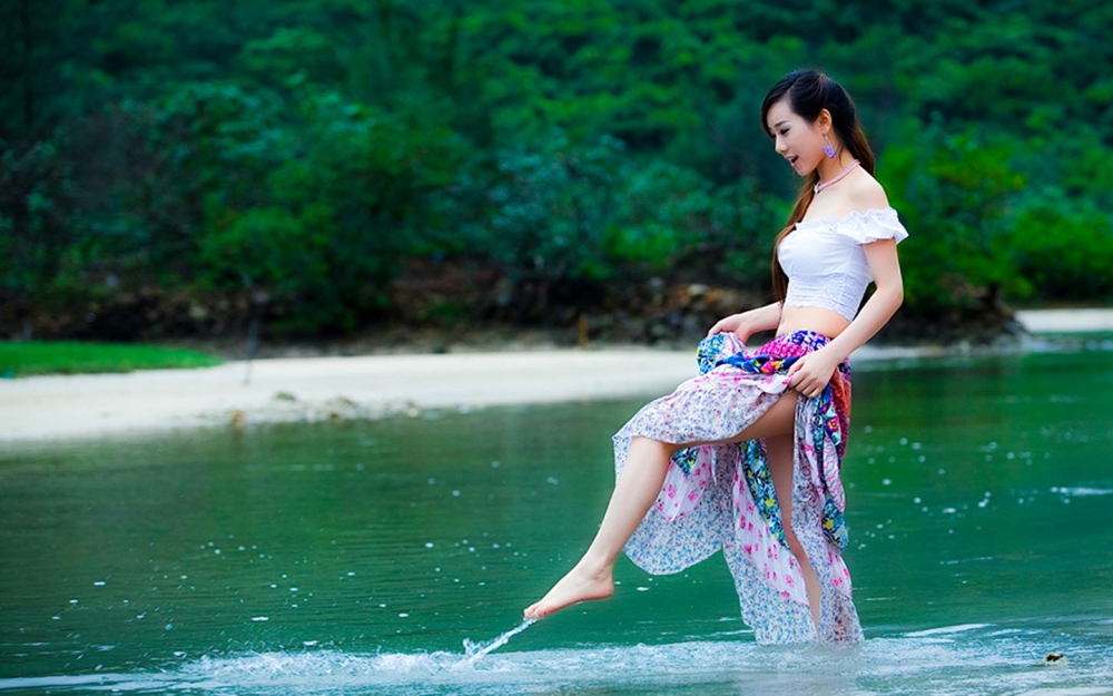 阳光活力美女壁纸