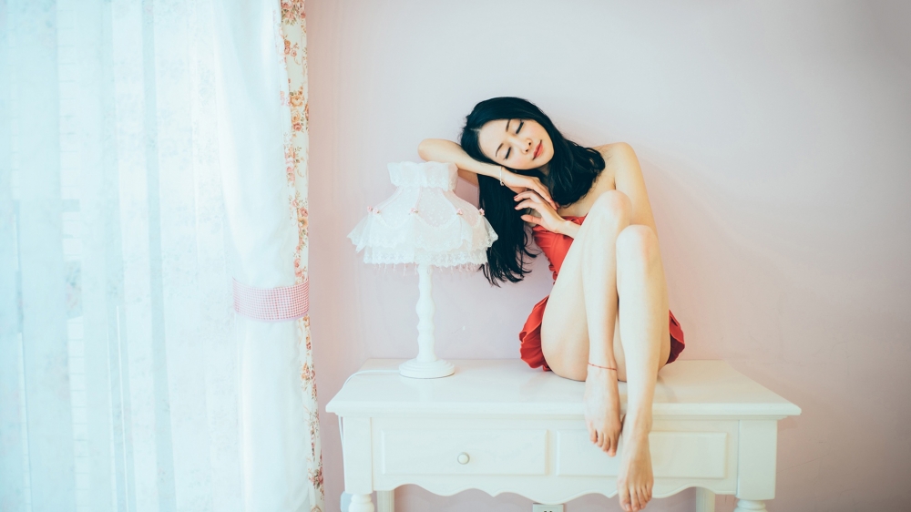 性感红裙睡衣美女私房诱惑写真