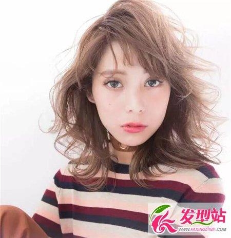 日系风格的齐肩烫发发型图片