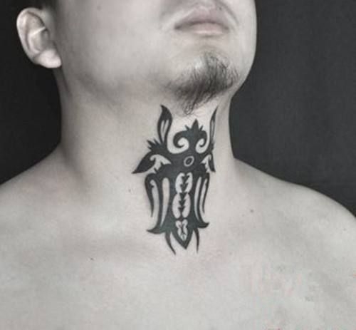 男士颈部蜜蜂图腾纹身图案
