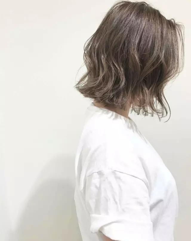 束状感短发波纹卷外翻的发型设计