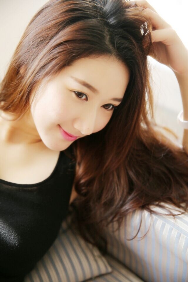 精选性感时尚美女居家写真手机壁纸下载