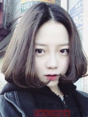 好打理的短卷发发型 凸显出甜美的气质