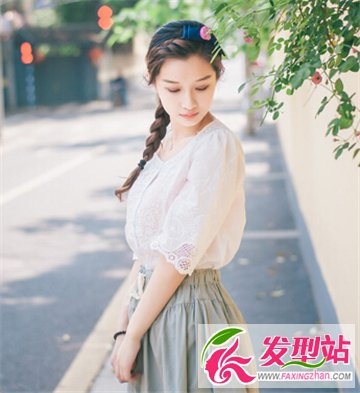 女生小清新图片分享 麻花辫发型甜美又减龄