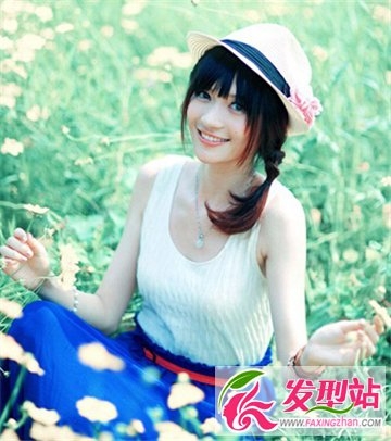 女生小清新图片分享 麻花辫发型甜美又减龄