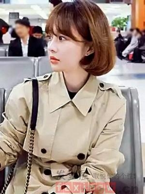 好打理的短卷发发型 凸显出甜美的气质