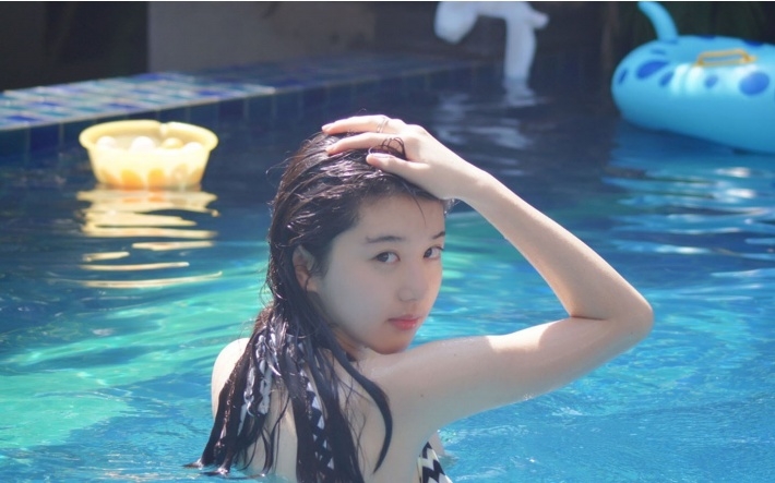 苹果女神李凯馨泳池写真高清电脑壁纸