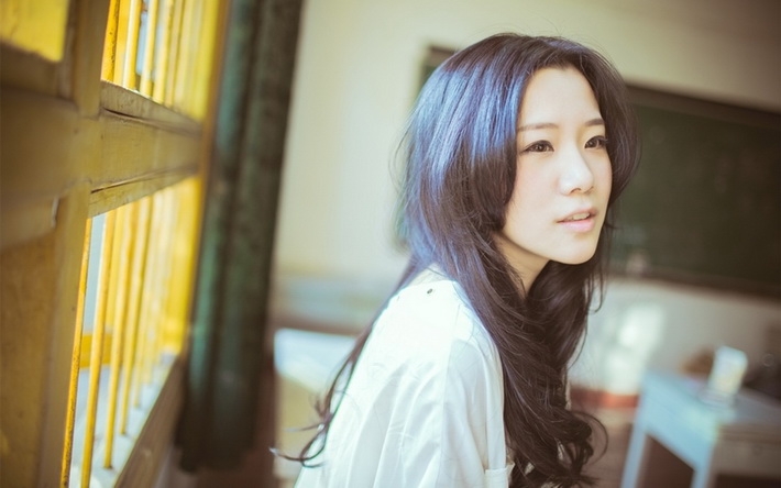清新长发气质美女壁纸下载