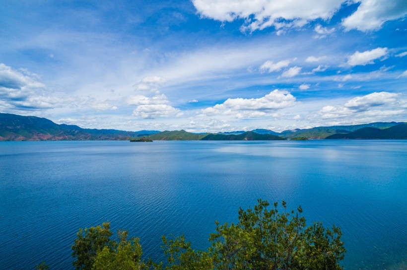 湛蓝的里格半岛风景图片