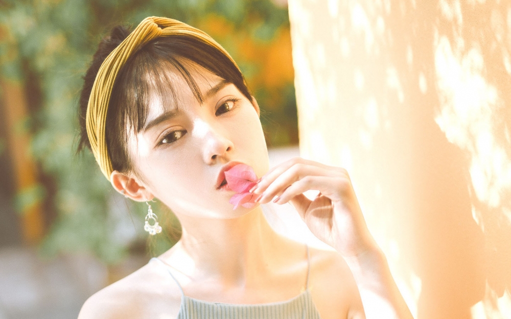 甜美日系美女夏日户外唯美高清壁纸