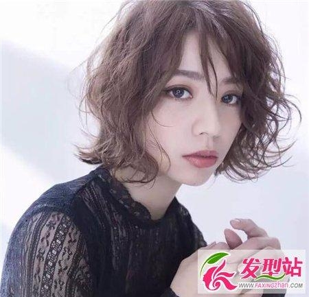 日系风格的齐肩烫发发型图片