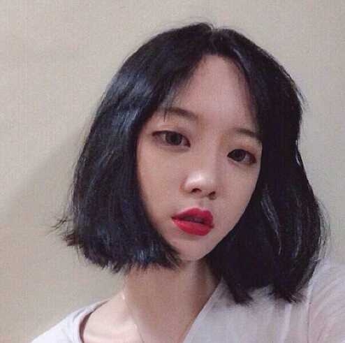 不拘小节的短发女生图片
