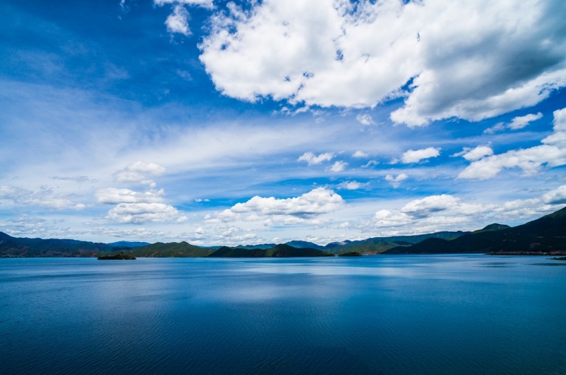 湛蓝的里格半岛风景图片