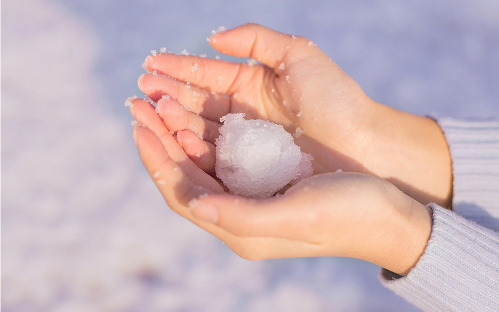 清纯美女雪地里温暖迷人的写真图片桌面壁纸