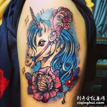 大臂可爱的独角兽纹身图案