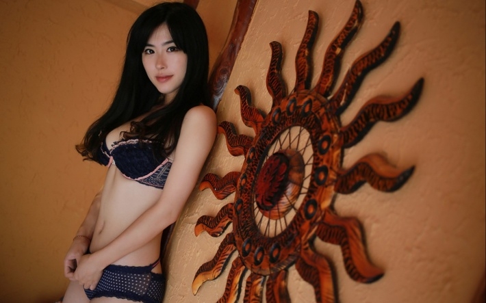 性感妖娆美女室内写真壁纸