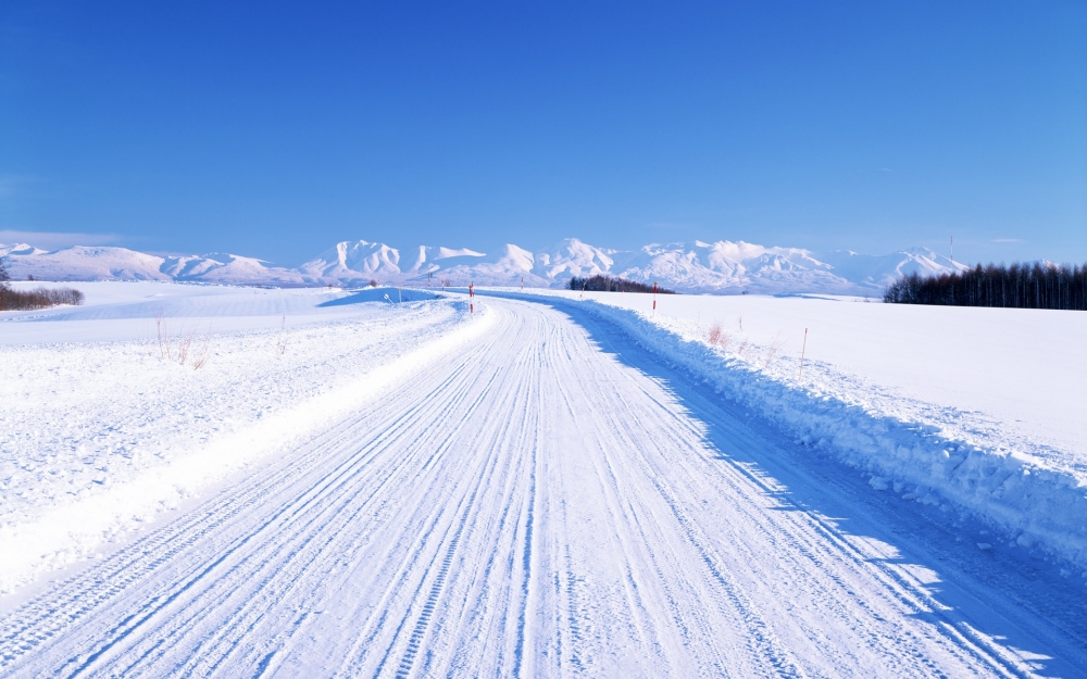 好看的白色道路雪景壁纸