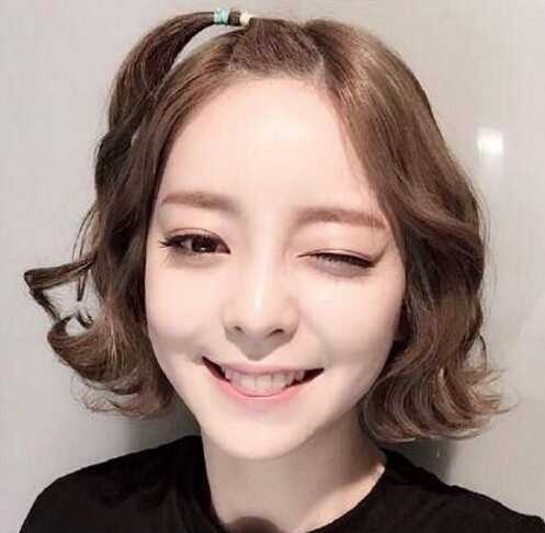 不拘小节的短发女生图片