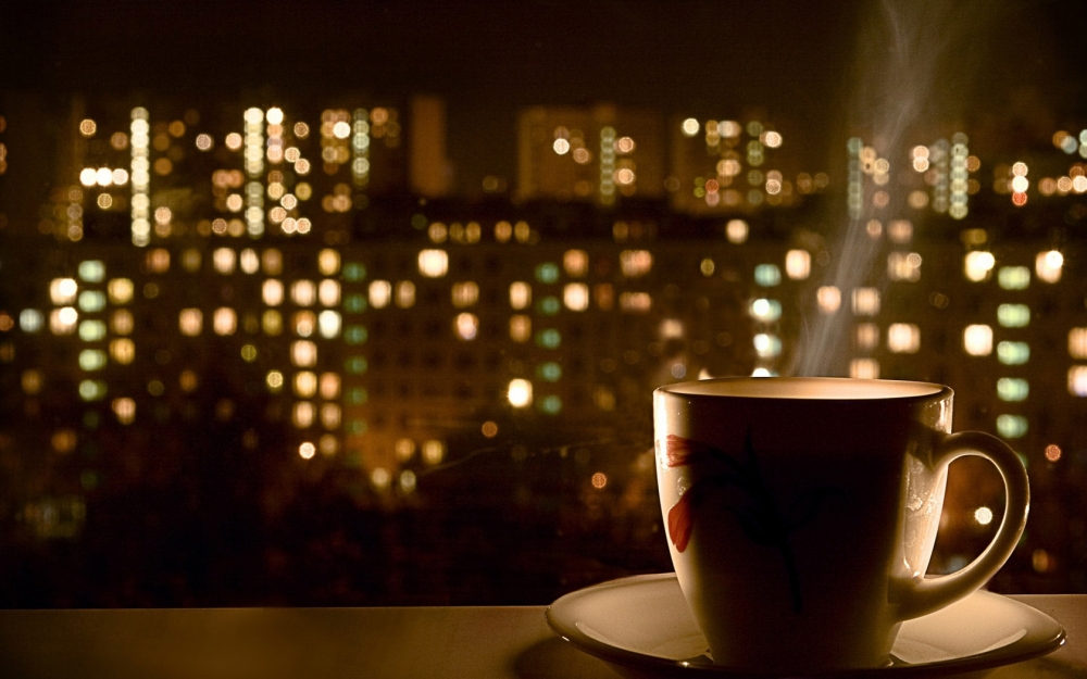 夜幕下的咖啡杯桌面壁纸