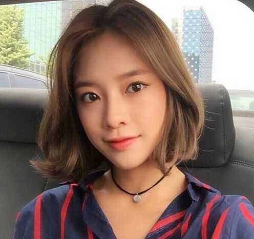 不拘小节的短发女生图片