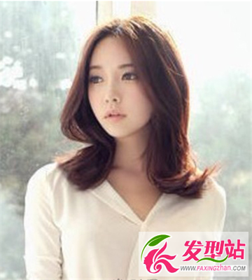 女生时尚气质中分偏分发型 时尚名媛气息浓厚