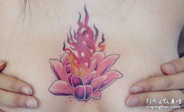 胸部性感火焰莲花纹身图案
