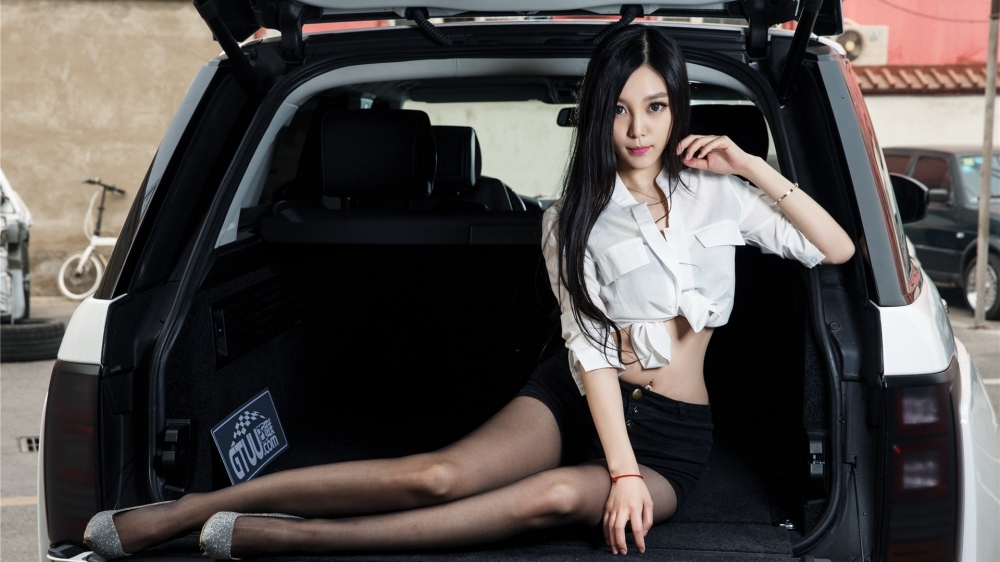路虎白衬衫美女车模