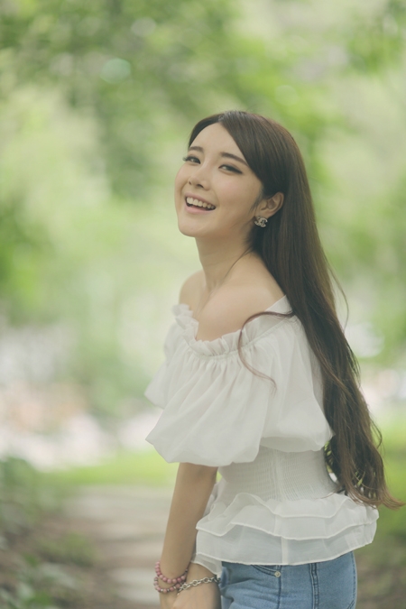 面赛芙蓉增娇盈媚的戴燕妮唯美写真