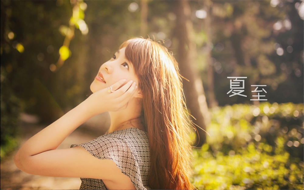 初夏唯美意境格子裙女孩逆光小清新写真桌面壁