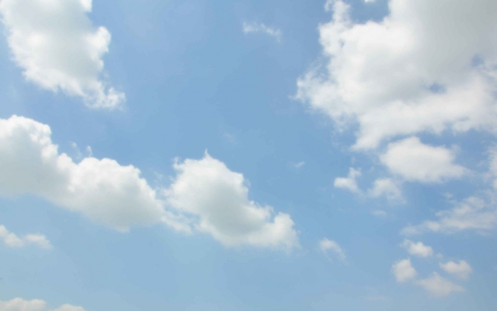 阳光明媚蔚蓝天空高清风景壁纸