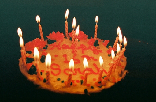 在蛋糕上插上蜡烛庆祝生日唯美图片