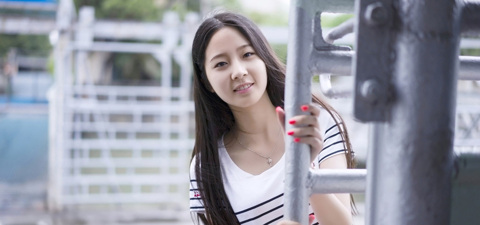 可爱白净清秀长发美女壁纸