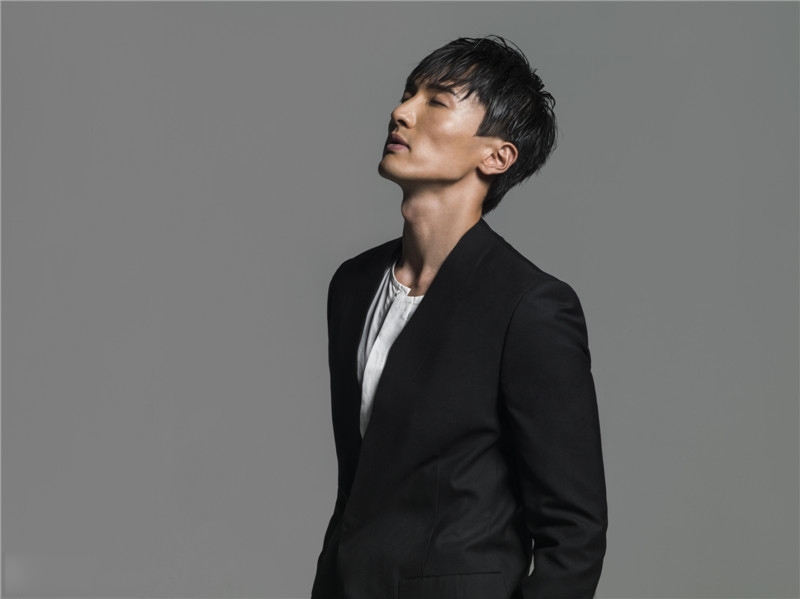 王传君黑白映画写真帅气男神眼神醉人