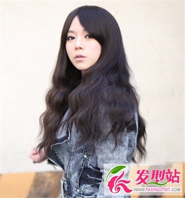 长发女生流行玉米烫发发型 细卷烫发时尚修颜好利器