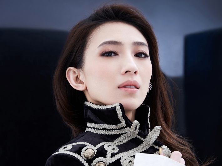 女歌手戴佩妮时尚写真宽屏壁纸图片