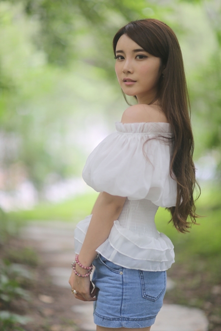 面赛芙蓉增娇盈媚的戴燕妮唯美写真