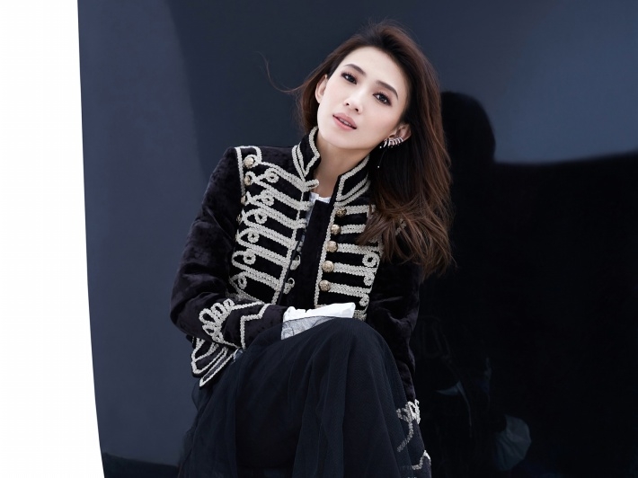 女歌手戴佩妮时尚写真宽屏壁纸图片
