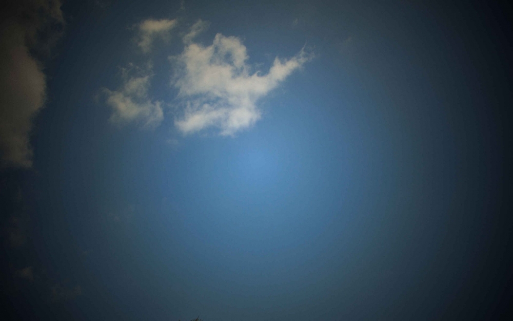 阳光明媚蔚蓝天空高清风景壁纸
