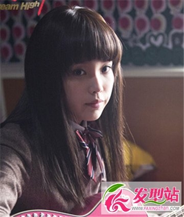 中长发女生简约直发发型 打造清纯甜美邻家女孩