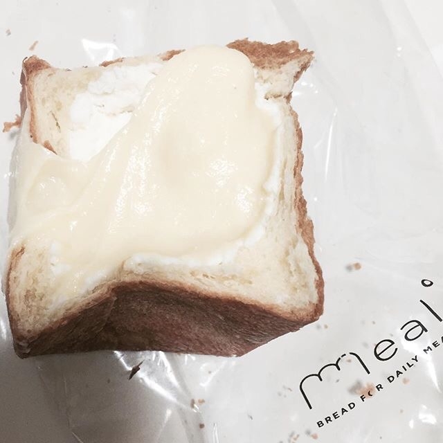 韩国大热的meal面包 里面满满的都是芝士奶油 ＜饿了！＞