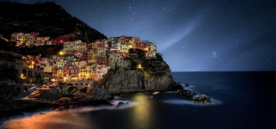 意大利五渔村，晚上，小镇，大海风景桌面壁纸