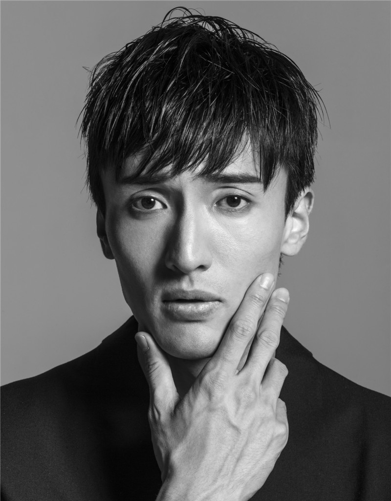 王传君黑白映画写真帅气男神眼神醉人