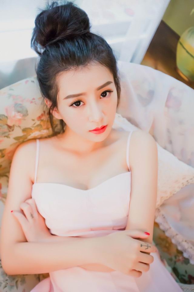 粉色系美女唯美写真壁纸下载